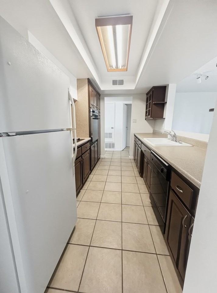 1248 E Bishop Dr - Photo 4 of 19