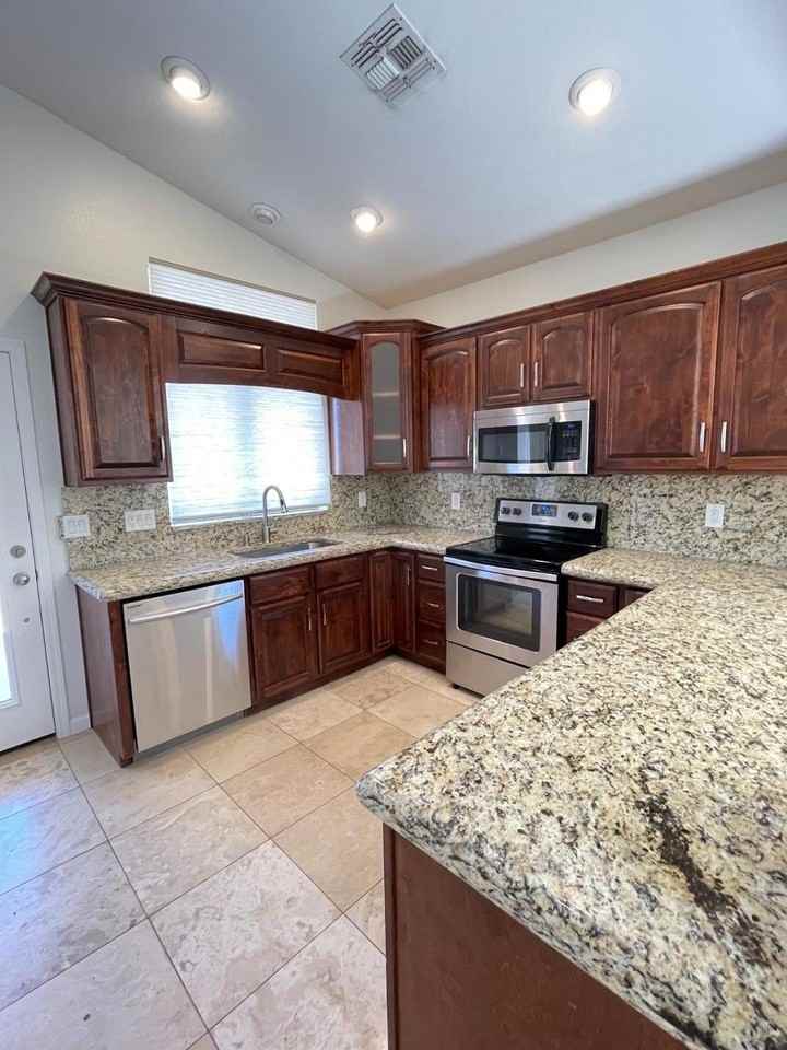 3536 W Spirit Ln - Photo 4 of 16