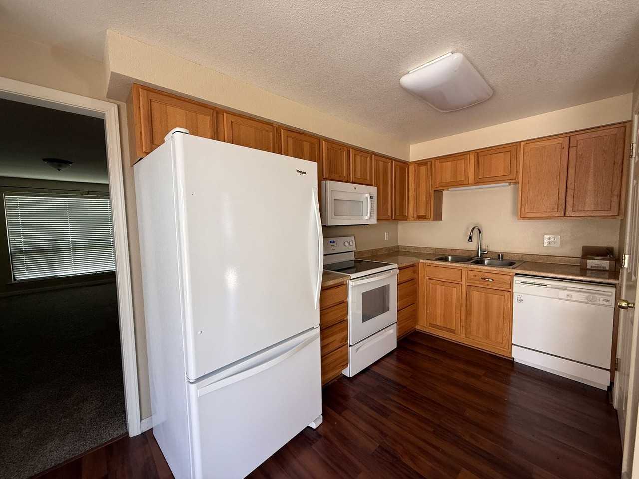 952 Ridgewood Dr - Photo 4 of 13