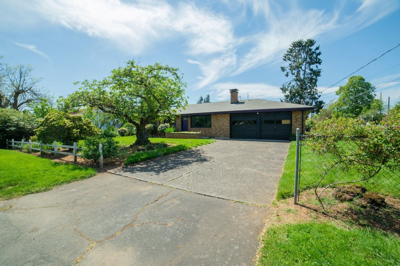 1054 Woodlawn Ave - Photo 2 of 35