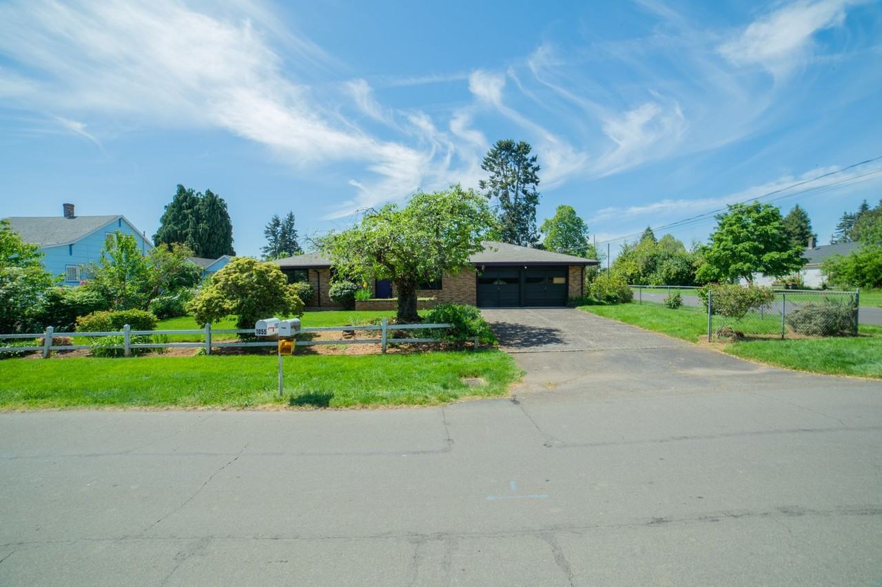 1054 Woodlawn Ave - Photo 3 of 35