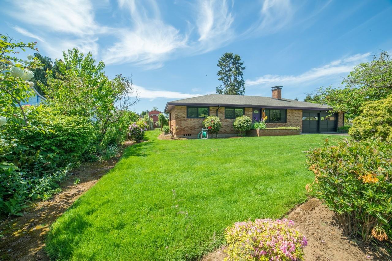 1054 Woodlawn Ave - Photo 4 of 35
