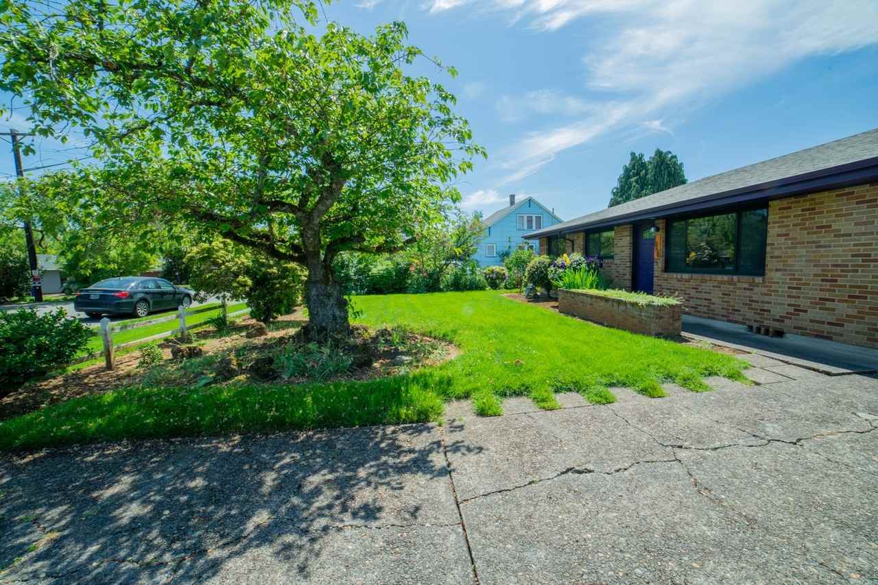 1054 Woodlawn Ave - Photo 5 of 35