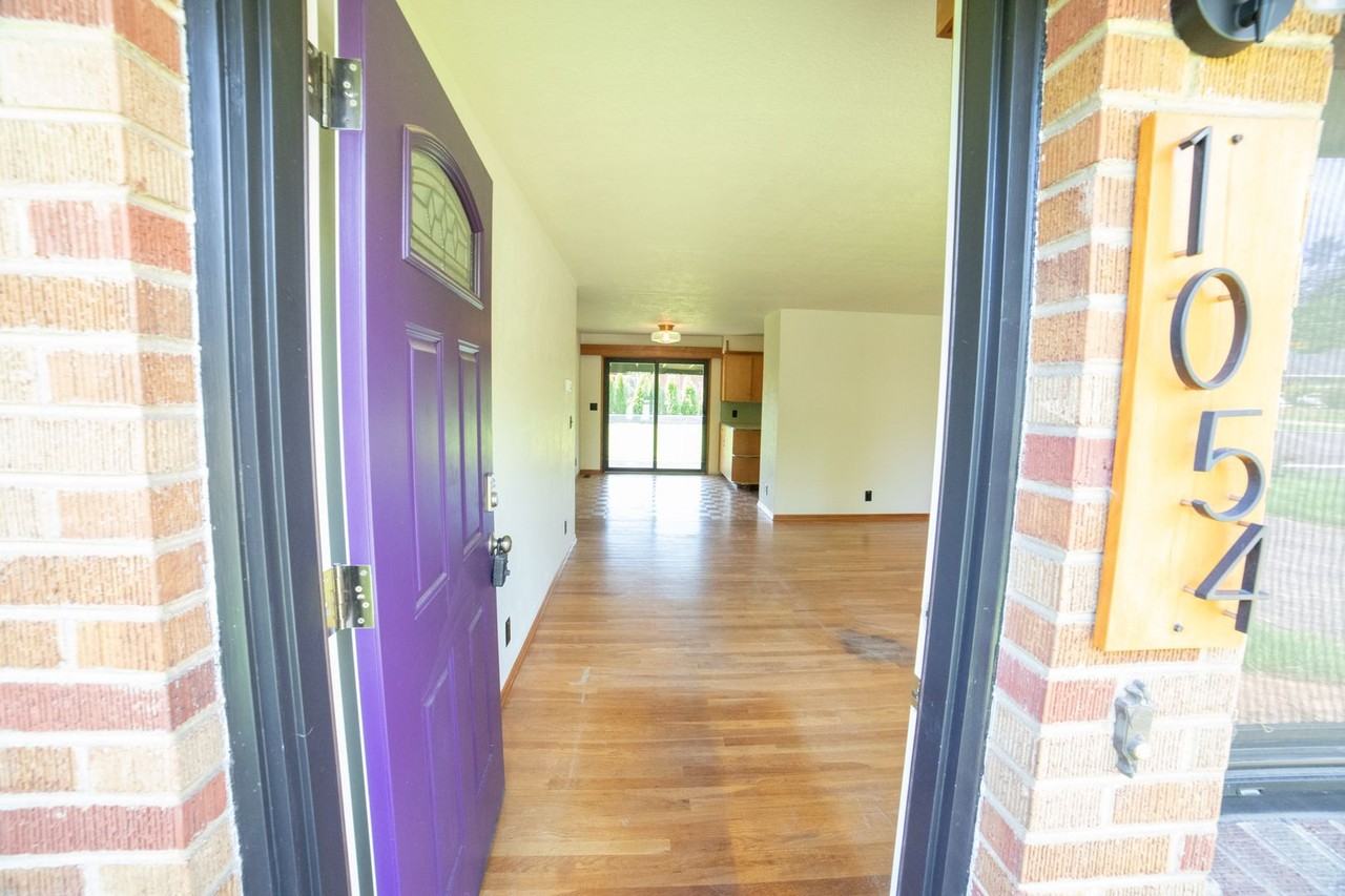 1054 Woodlawn Ave - Photo 6 of 35