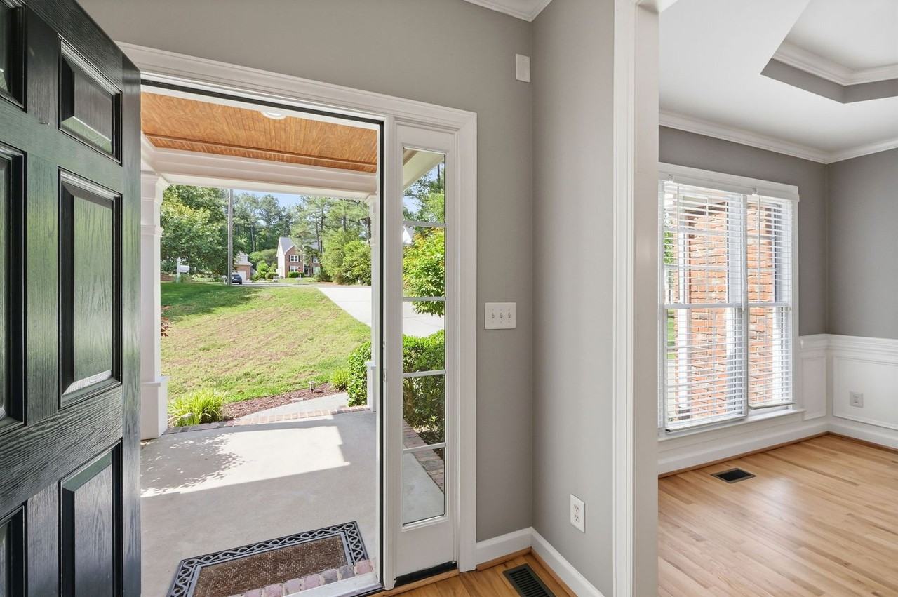 6 Bramerton Ct - Photo 3 of 43