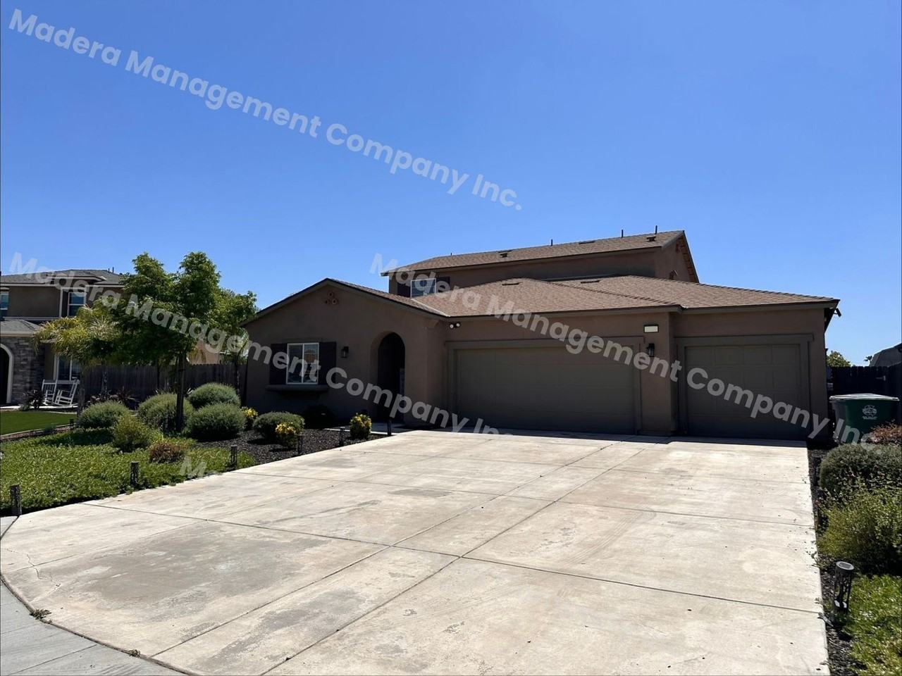 Spacious North Madera Area Executive Home - Photo 2 of 28