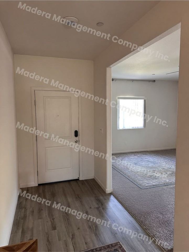 Spacious North Madera Area Executive Home - Photo 4 of 28