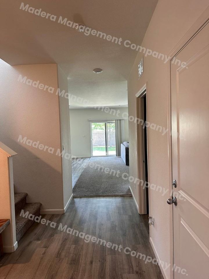 Spacious North Madera Area Executive Home - Photo 6 of 28
