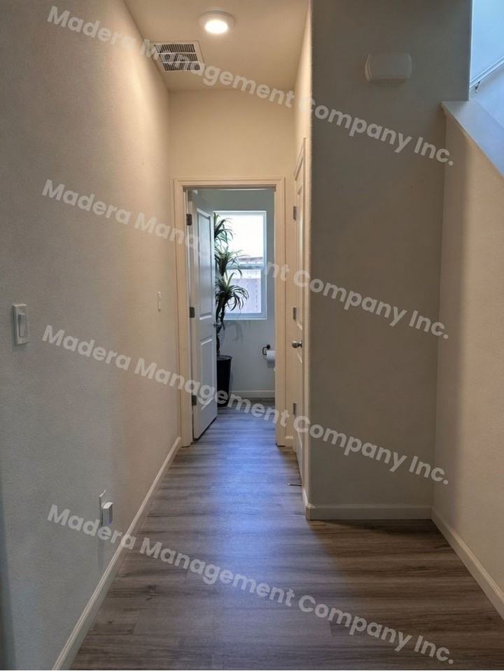 Spacious North Madera Area Executive Home - Photo 7 of 28