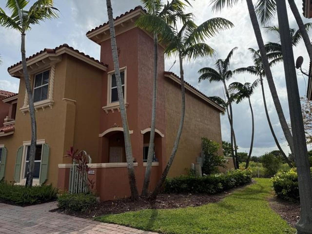 1064 Sw 144th Ave - Photo 2 of 12