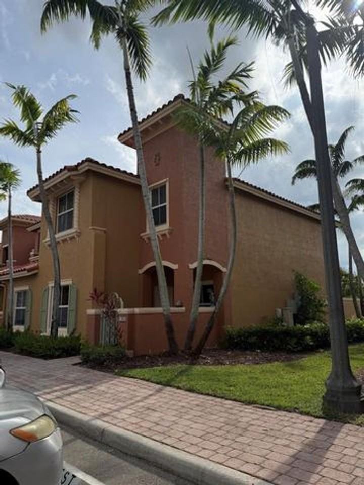 1064 Sw 144th Ave - Photo 3 of 12