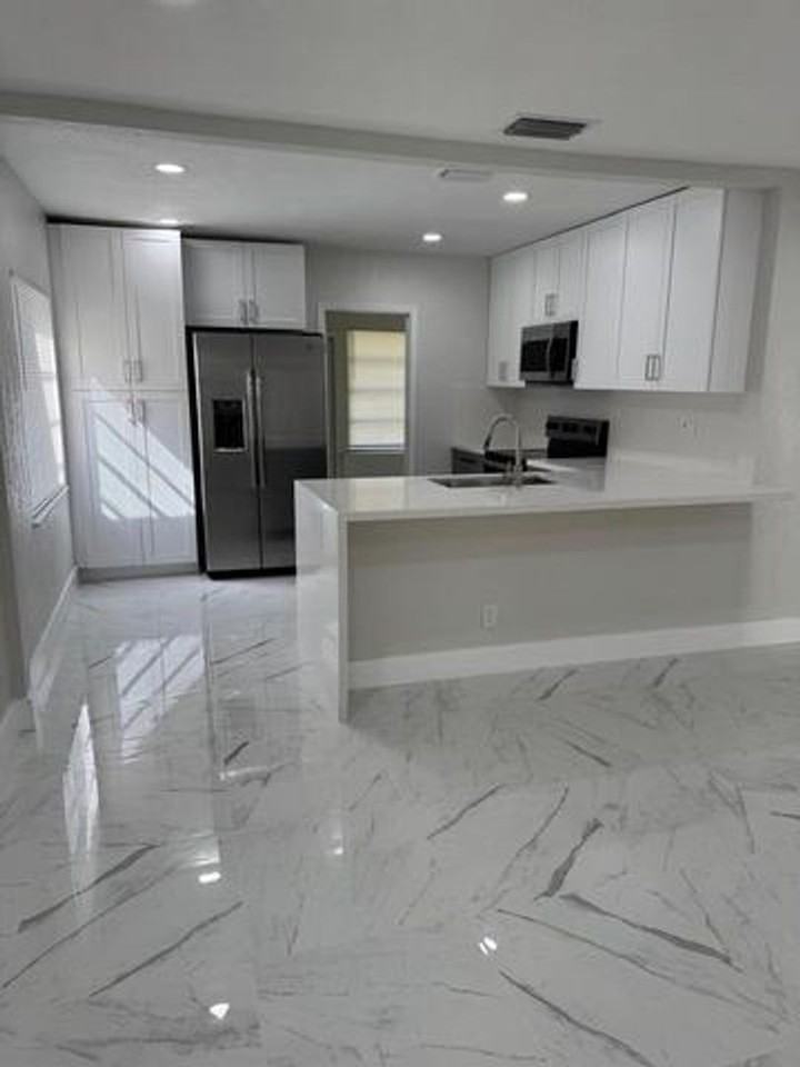 2423 Scott St - Photo 2 of 14