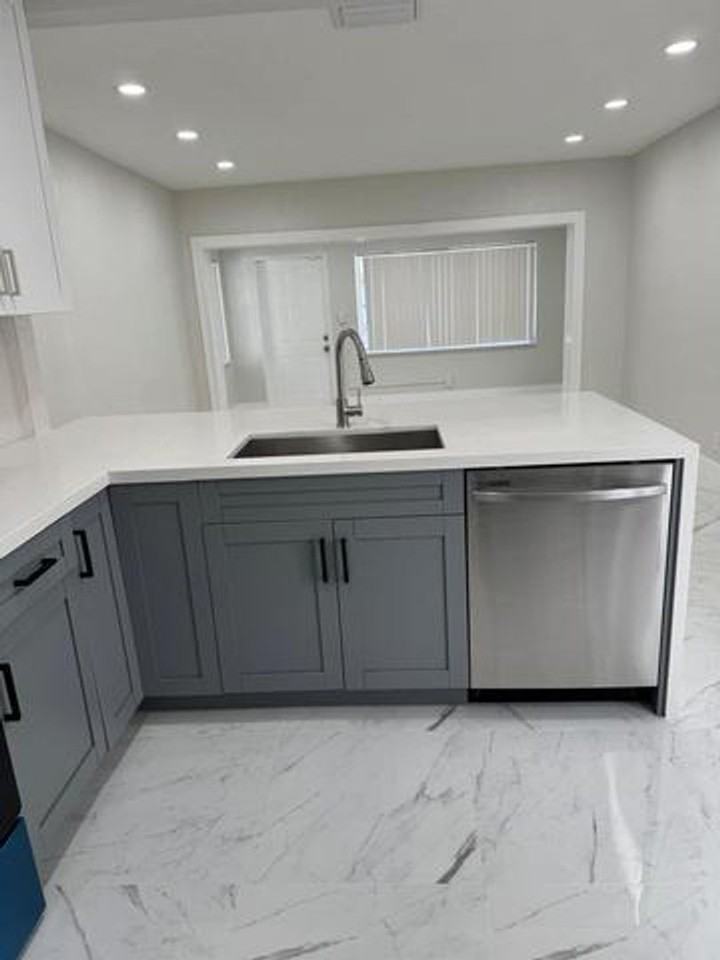 2423 Scott St - Photo 3 of 14
