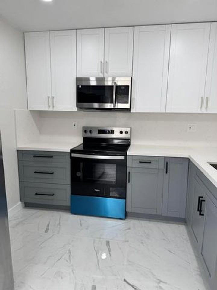 2423 Scott St - Photo 4 of 14