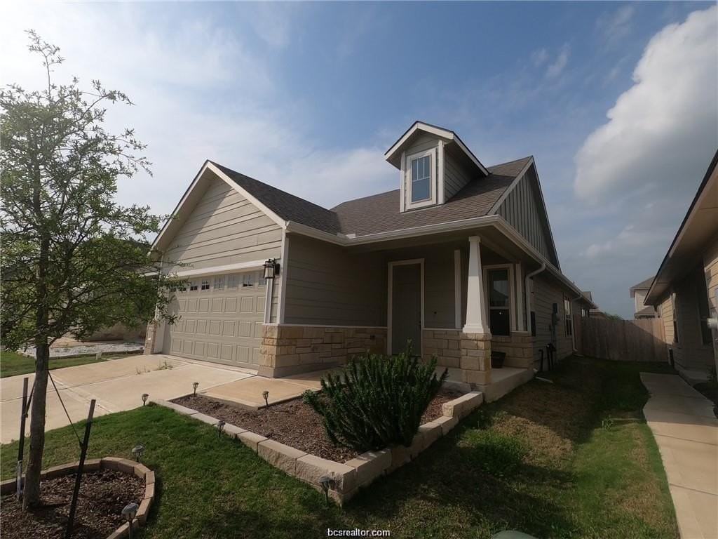 835 Mineral Wells Ln - Photo 3 of 27