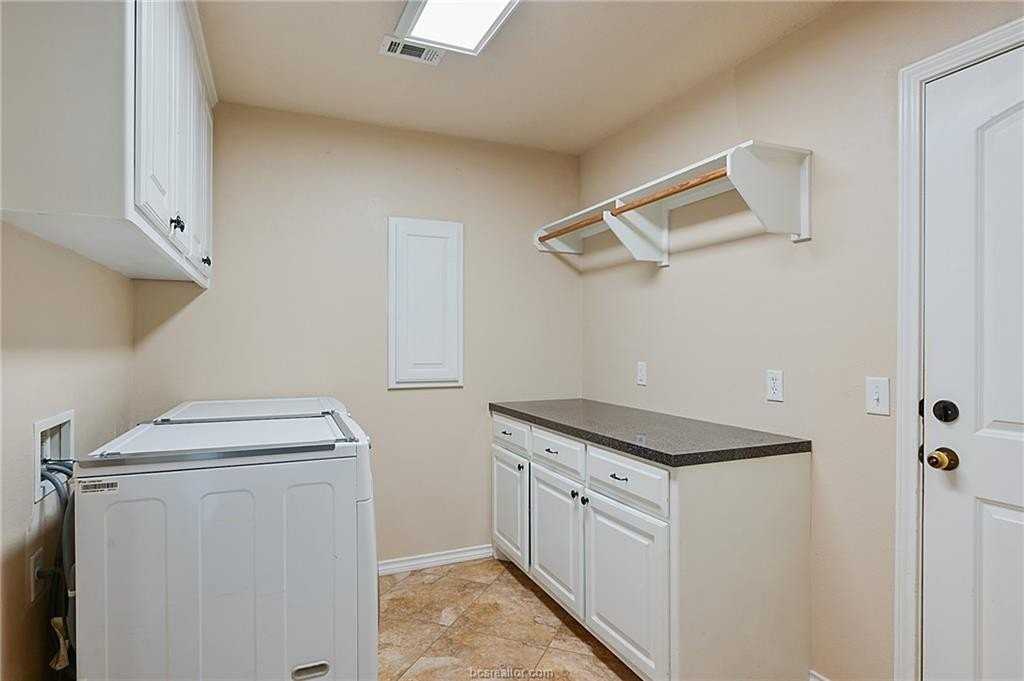 2214 Brougham Pl - Photo 2 of 20