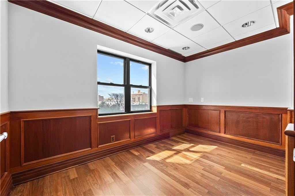1523 Voorhies Ave - Photo 5 of 17
