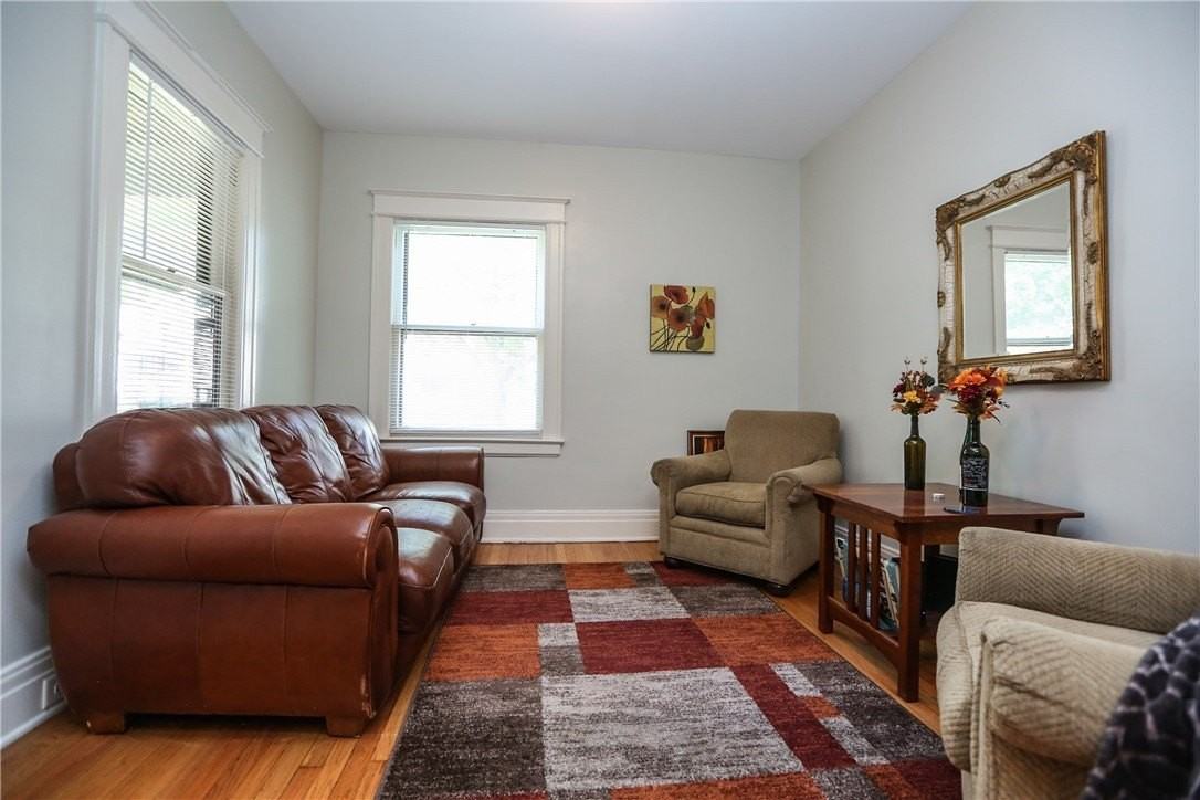 296 Laburnam Cres - Photo 3 of 22