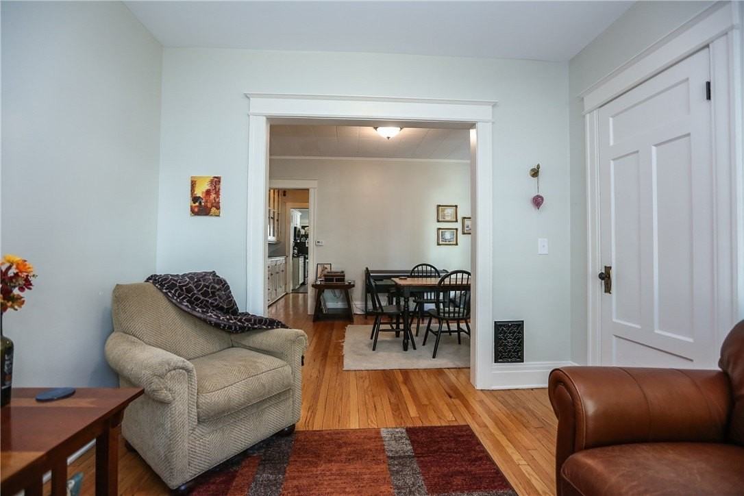 296 Laburnam Cres - Photo 4 of 22