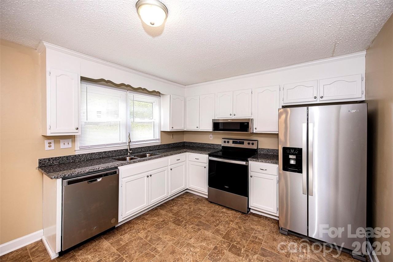 2711 Springbrook Cir - Photo 3 of 12