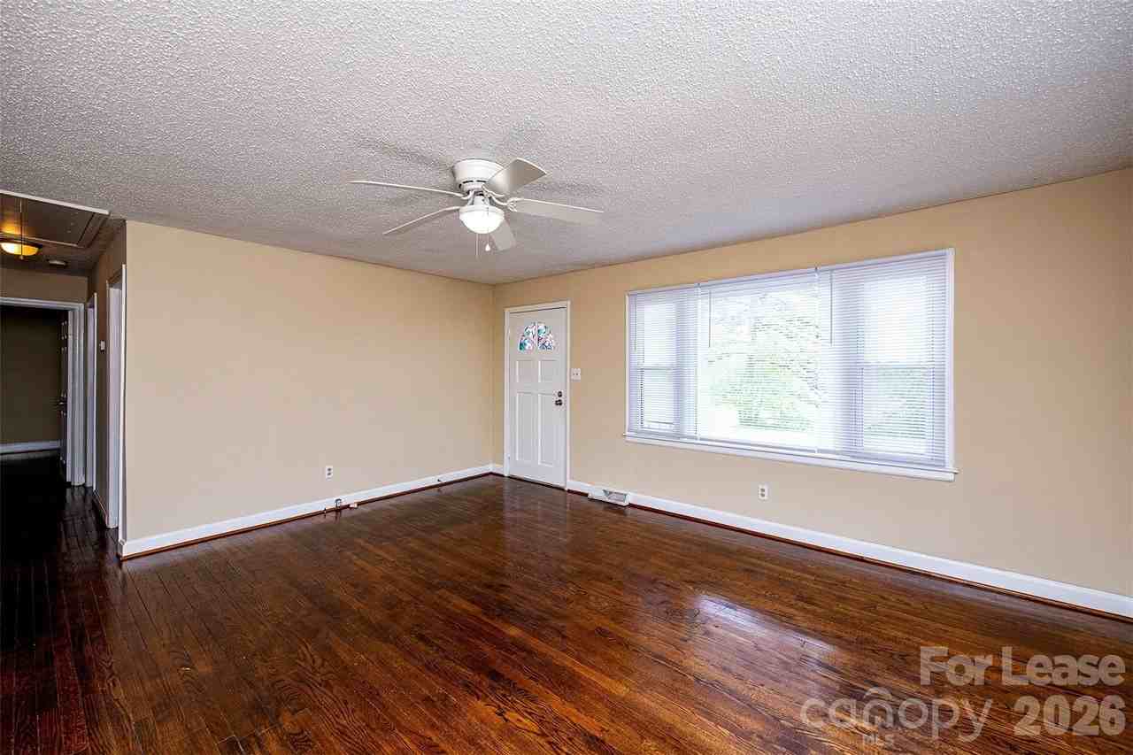 2711 Springbrook Cir - Photo 4 of 12