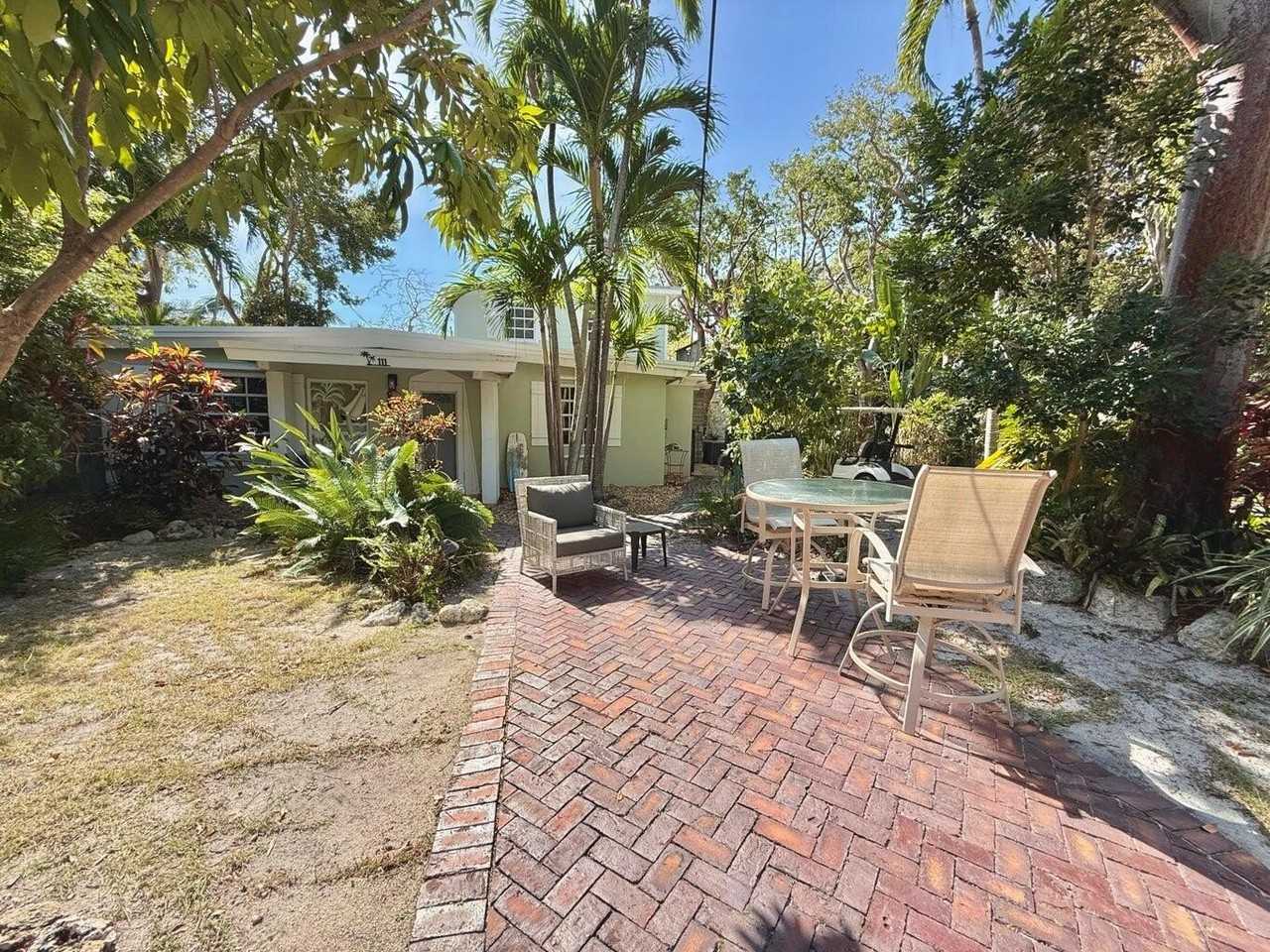 111 N Bay Harbor Dr - Photo 4 of 50