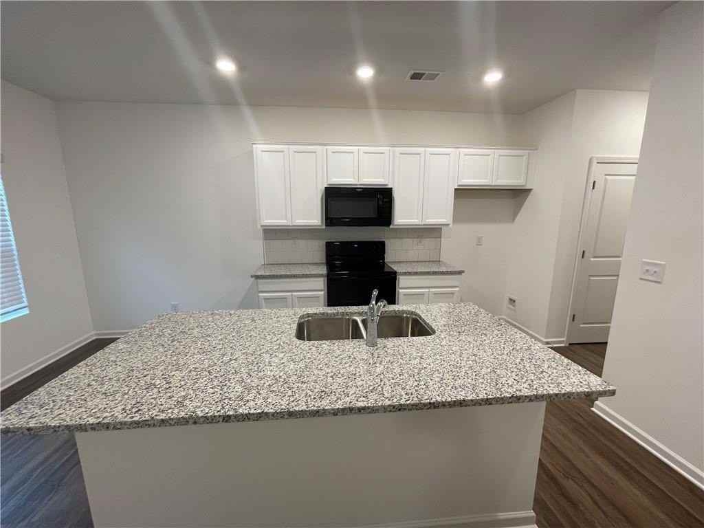 1003 Ramon Dr - Photo 4 of 12