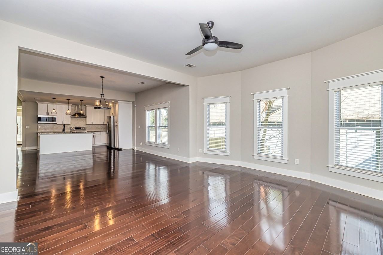 1678 Dorsey Ave - Photo 5 of 25