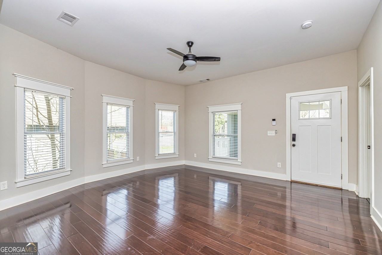 1678 Dorsey Ave - Photo 6 of 25