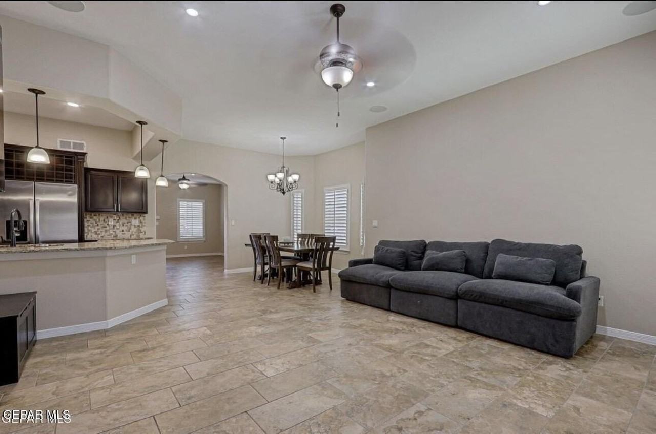1012 Maximo St - Photo 6 of 32