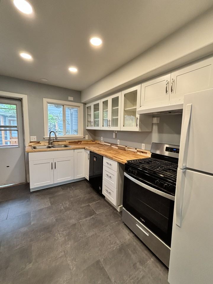 7315 12th Avenue NE. - Whole House - Photo 2 of 14