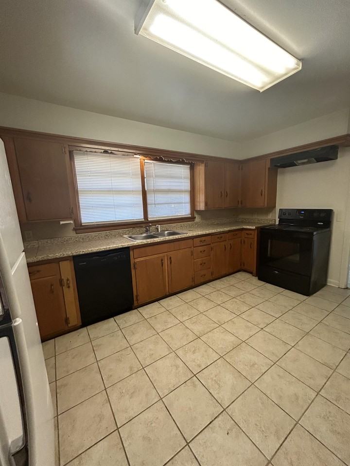 2317 39th St #SF - Photo 2 of 9