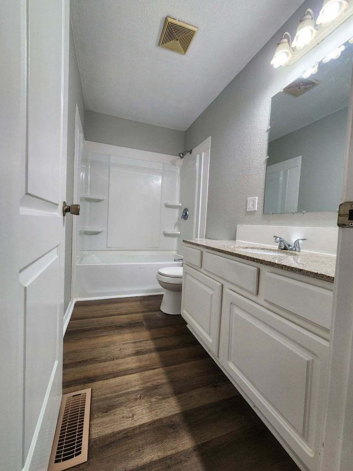 1711 Oak Hill Dr #1 - Photo 5 of 11