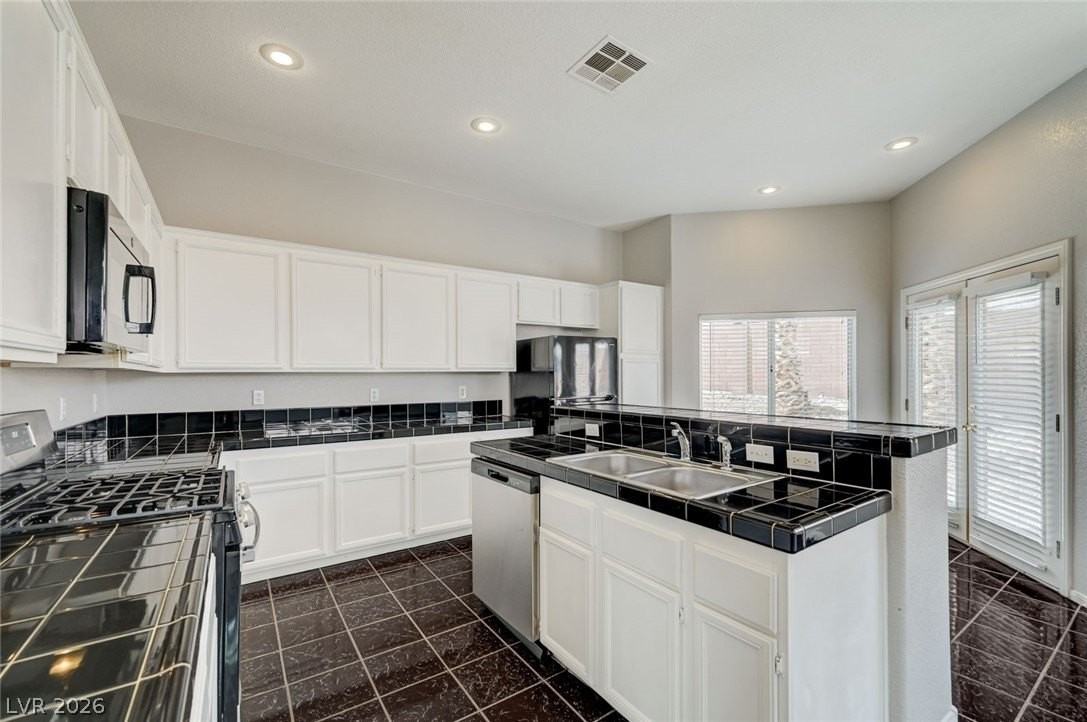 8128 Shady Glen Ave - Photo 5 of 17
