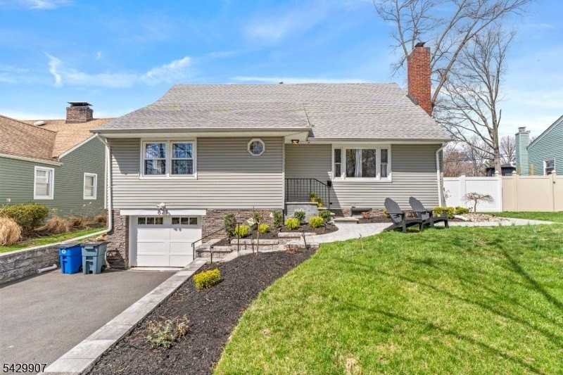 821 Midwood Dr - Photo 2 of 23