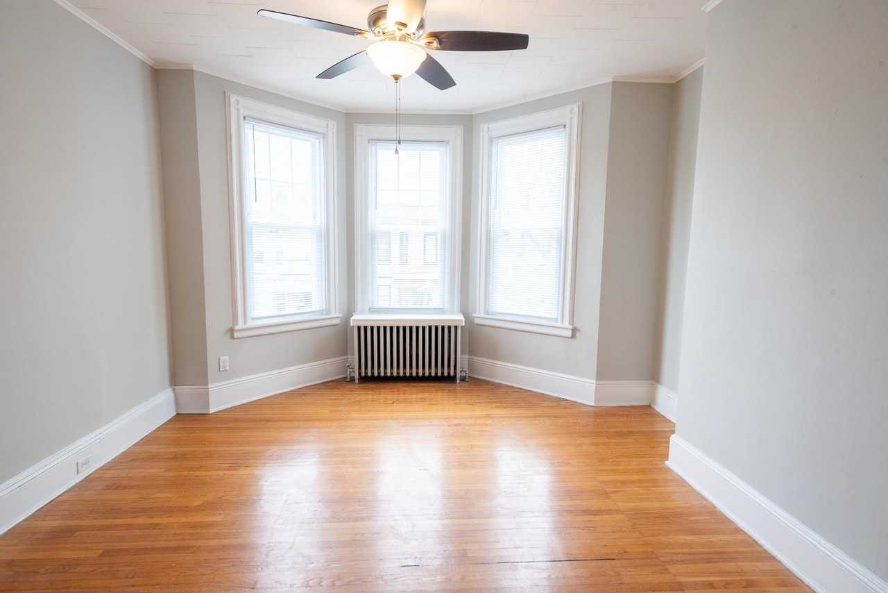 128 Oak St - Photo 3 of 15
