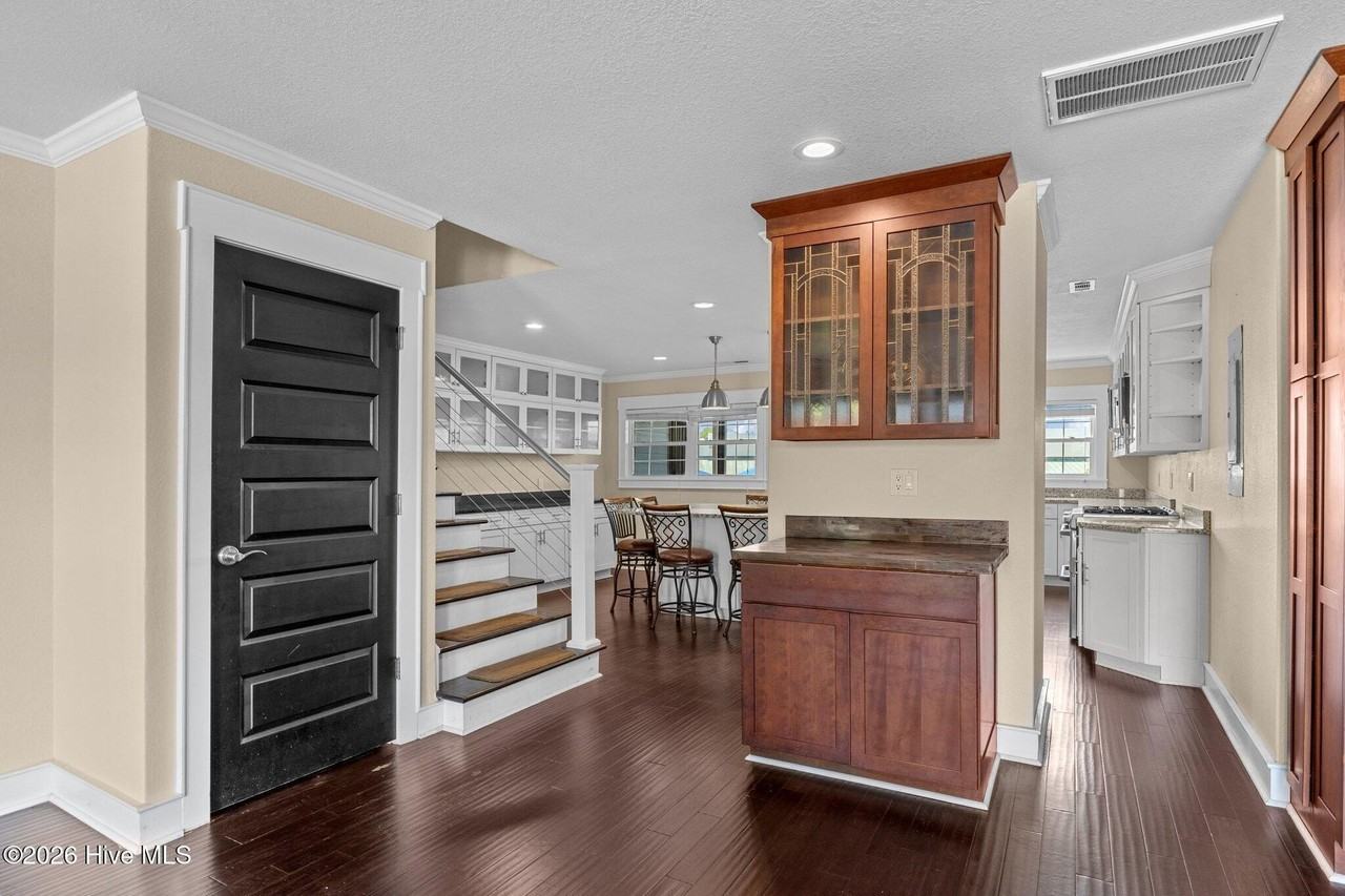 8711 Plantation Dr #302 - Photo 5 of 49