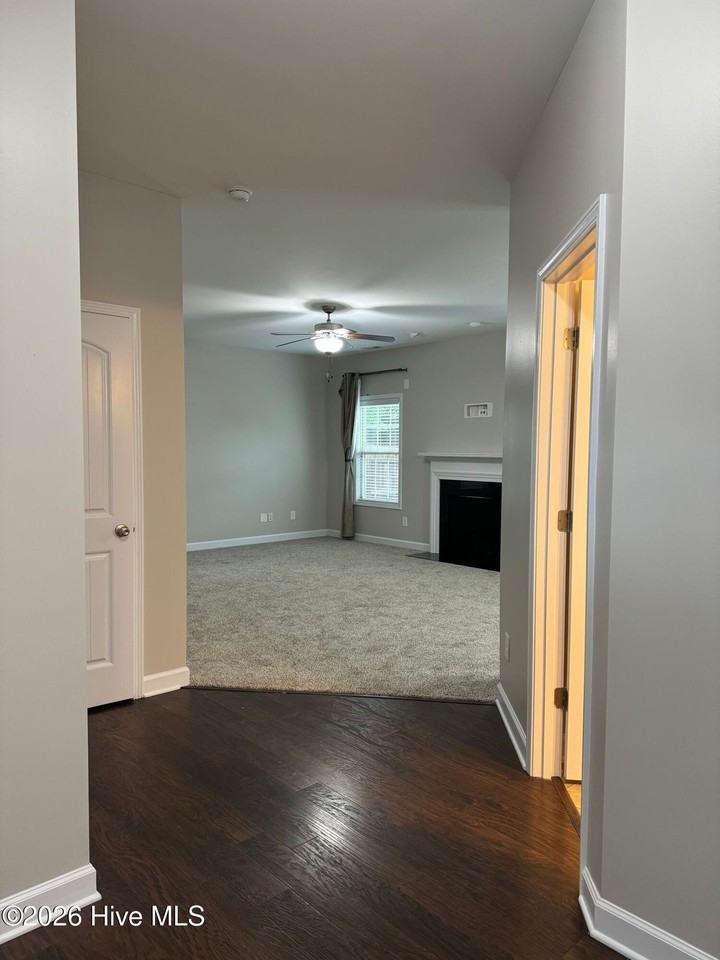 203 Ashton Ct - Photo 4 of 42