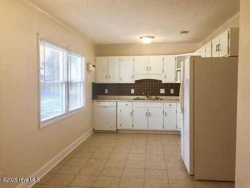 306 Sussex Ct - Photo 3 of 13