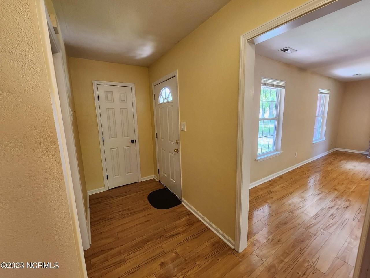 105 Briarwood Ct - Photo 4 of 32