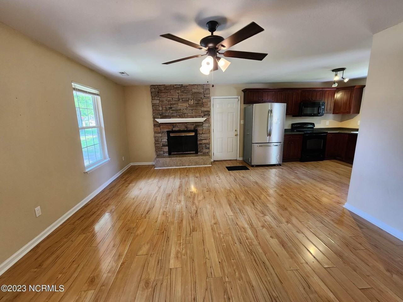 105 Briarwood Ct - Photo 6 of 32