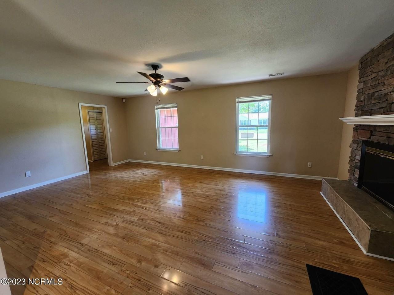 105 Briarwood Ct - Photo 7 of 32