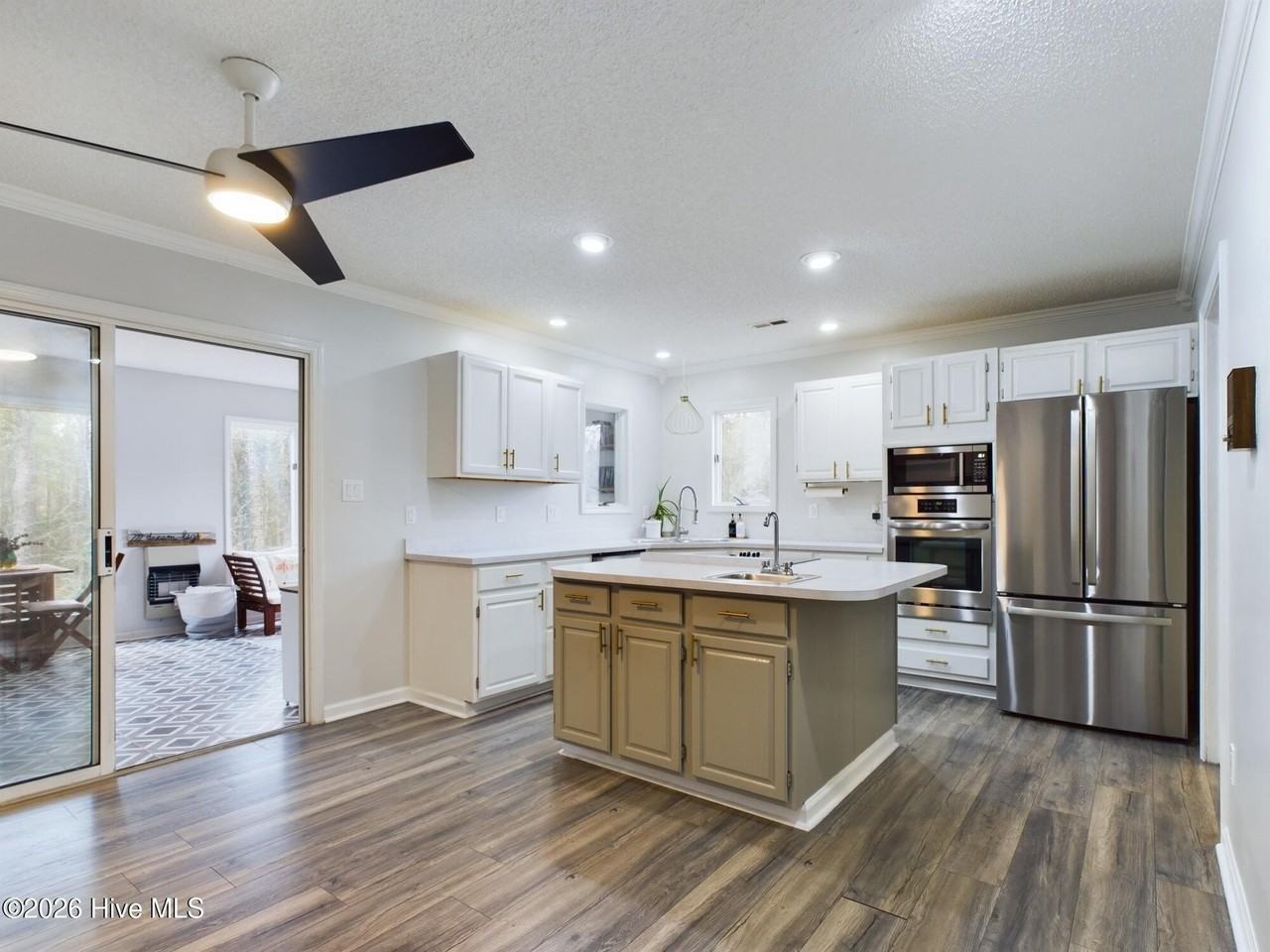 1121 Barkentine Dr - Photo 5 of 36