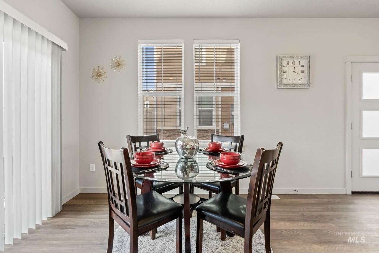 5958 S Jessenia Ln - Photo 4 of 30