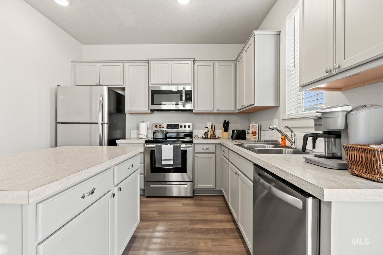 5958 S Jessenia Ln - Photo 6 of 30