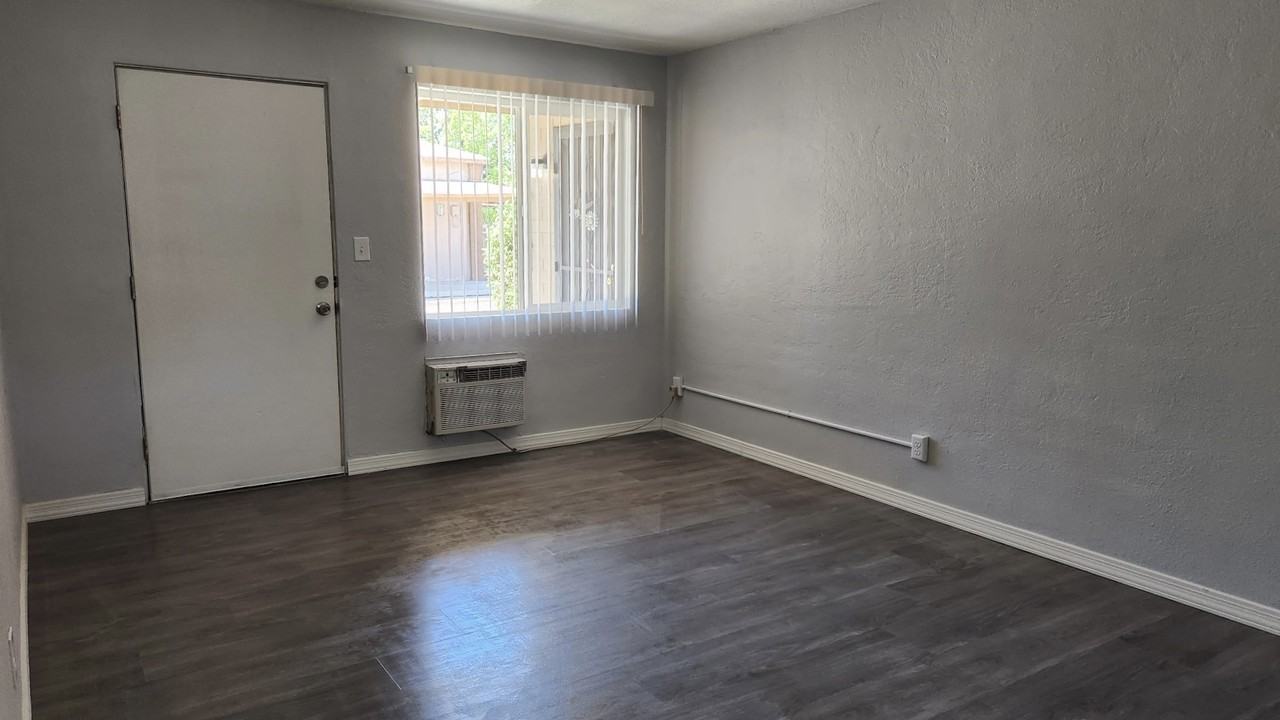 2645 W. Morten Avenue - Photo 3 of 11