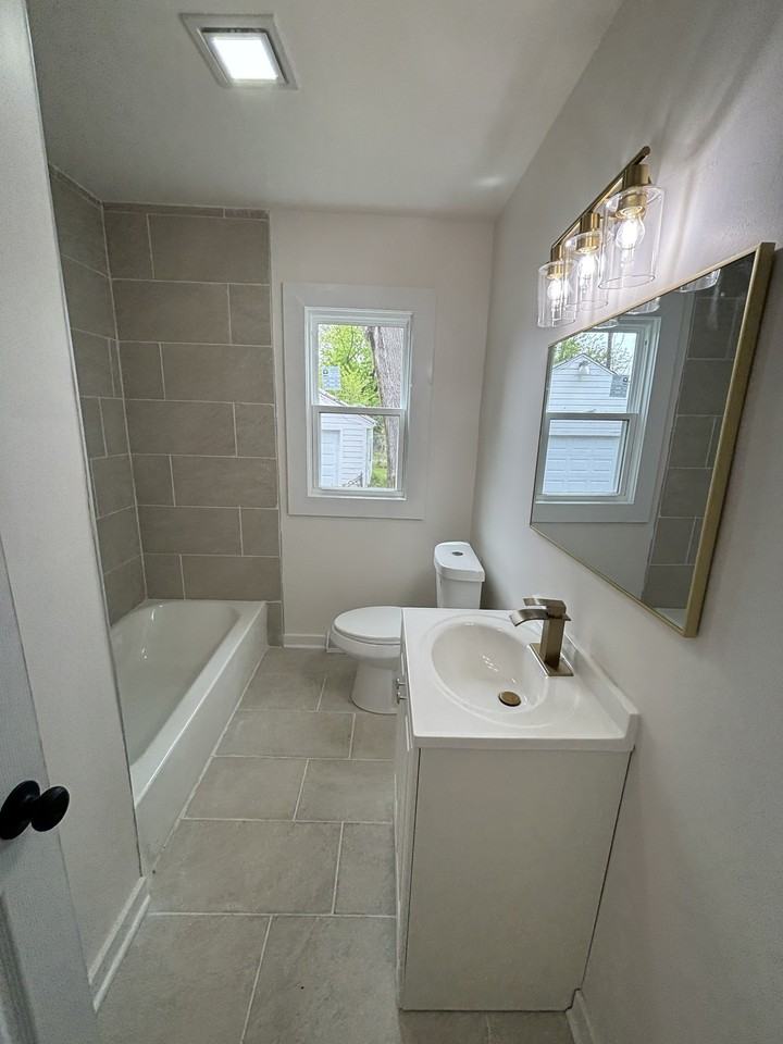 621 W 44th Pl #1 - Photo 5 of 18