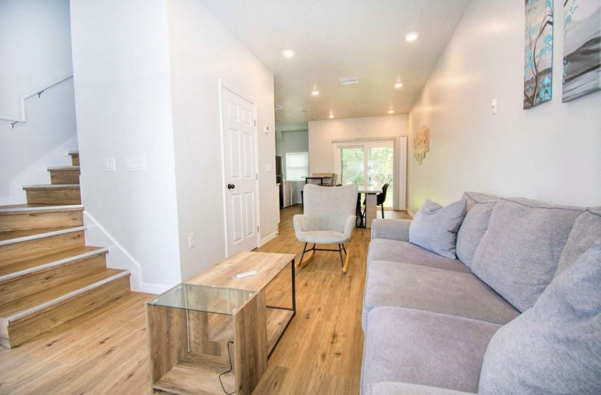 1931 Oxnard Ct - Photo 4 of 10