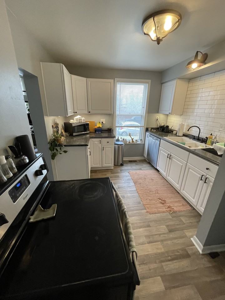1395 N Lincoln St #1 - Photo 6 of 11
