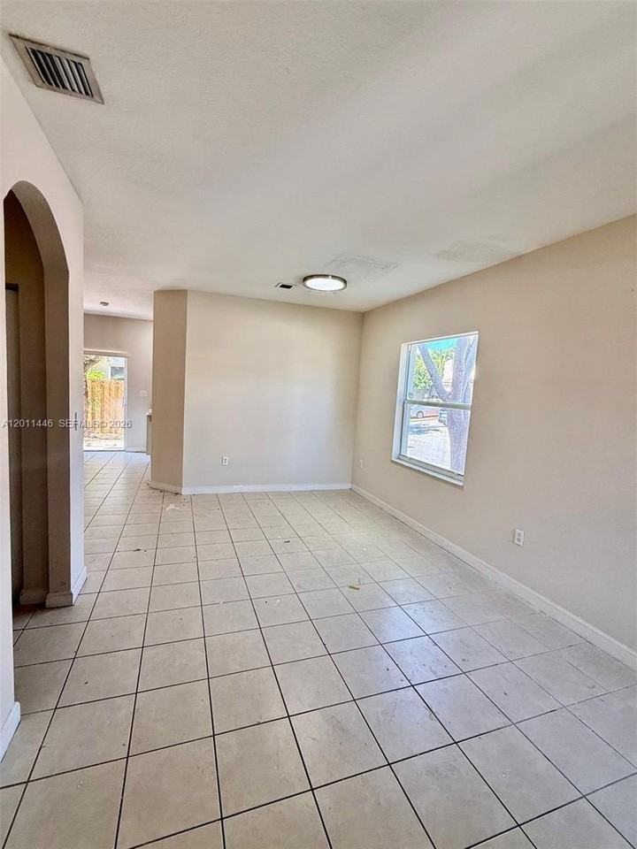 9261 Sw 220th Ter - Photo 5 of 25